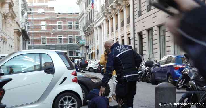Roma, giornalista portato in caserma dalla polizia municipale per aver filmato il fermo di un venditore ambulante