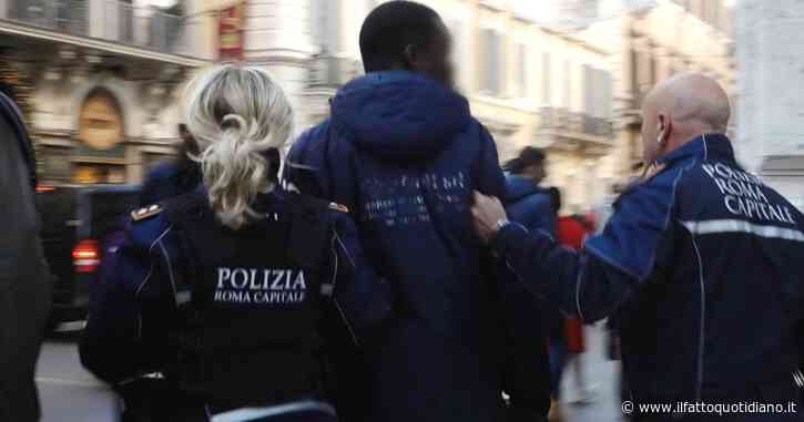 Roma, giornalista filma il fermo di un ambulante. L’agente: “Senza divisa le spaccherei in testa la telecamera. Appena pubblica verrà arrestato”