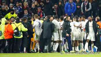 Memphis Depay gaat door het lint om spandoek van eigen supporter