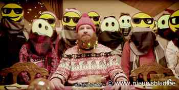Pastoor rapt kerstboodschap in opvallende videoclip: “Ik zette de jongeren een masker op, om hen te beschermen”