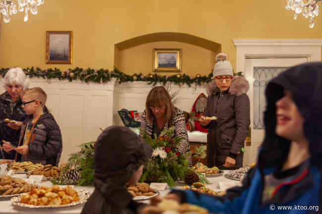 No politics, just cookies, fudge and photos at traditional open house