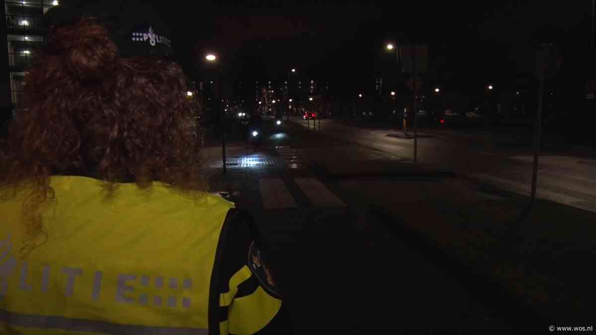 WOS.nl - Grote verlichtingscontrole aan de Rozenlaan in Maassluis