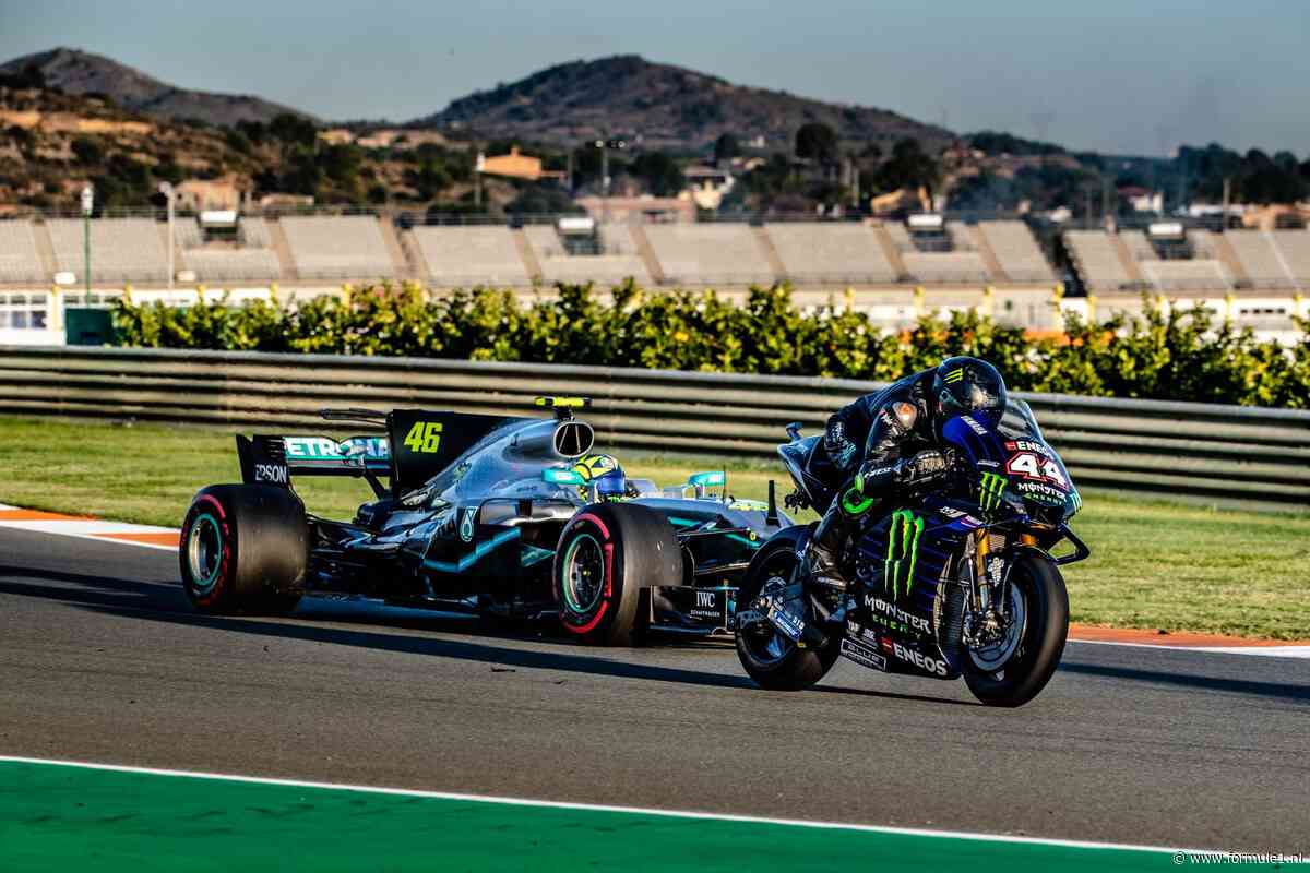 Lewis Hamilton en MotoGP-legende Valentino Rossi ruilen van zitje