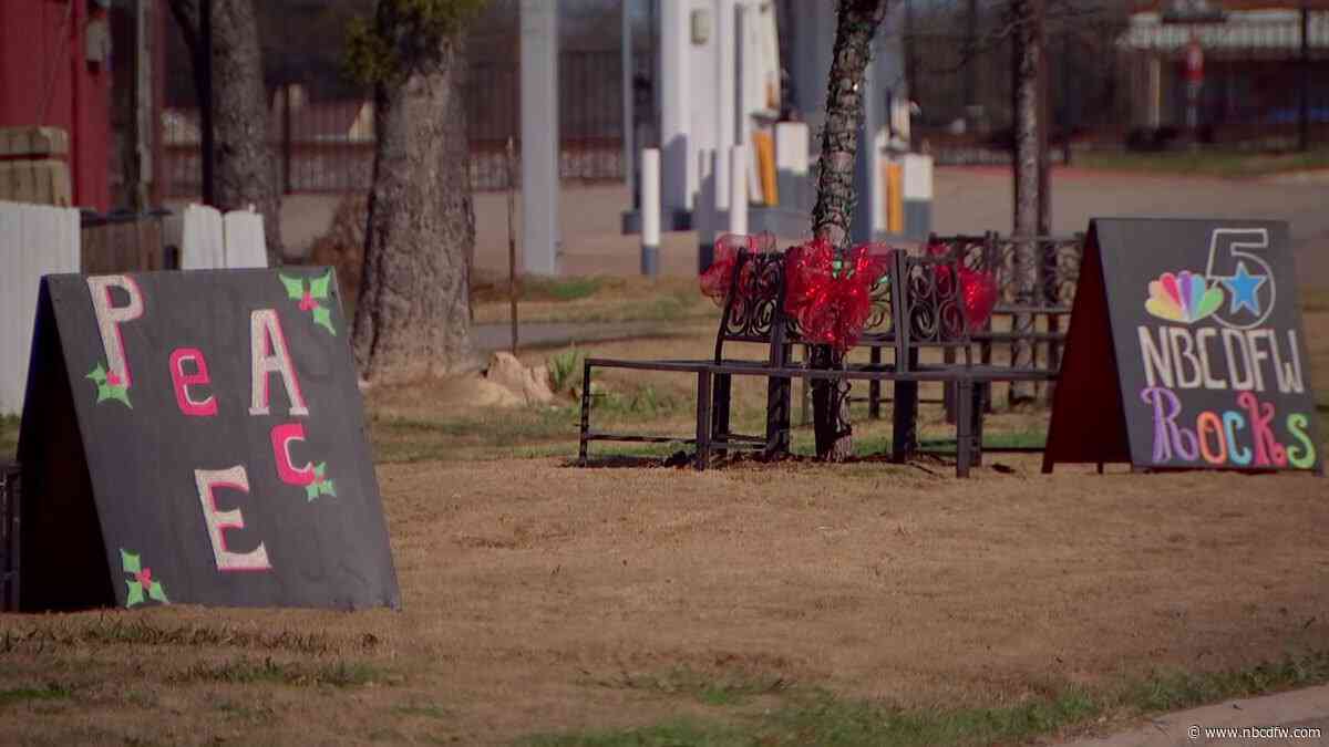 ‘Aledo Message Board Lady’ Inspires Community With Signs