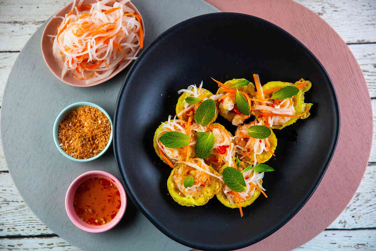 Crisp Vietnamese coconut pancakes with prawns (Banh khot)