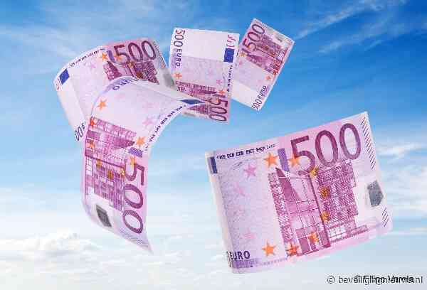 Koffer springt open op Schiphol, 50.000 euro waait weg