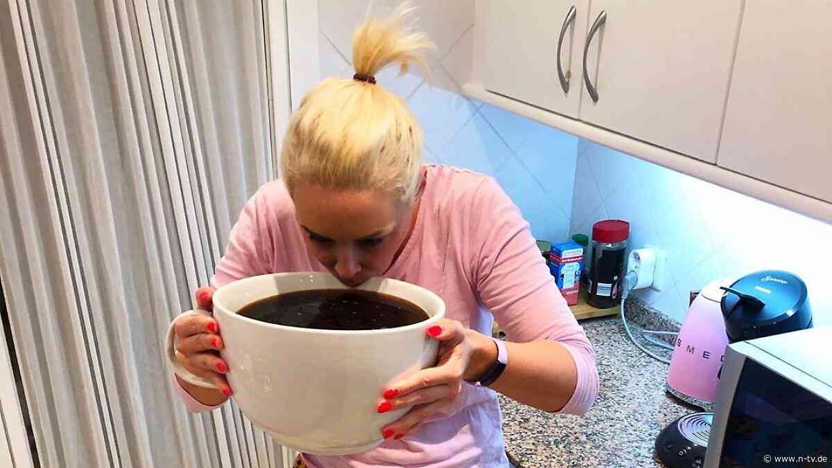 Für Morgenmuffel: Die Katze stillt ihren Kaffeedurst