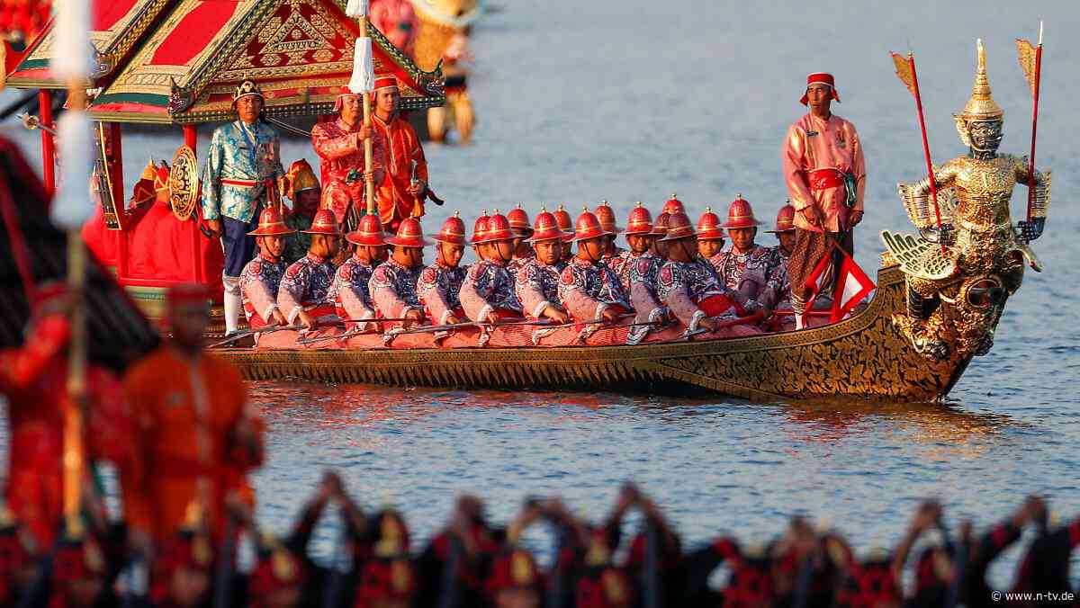 Ende der Feierlichkeiten: Rama X. paradiert in goldener Gondel