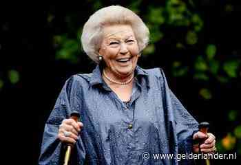 Beatrix verkent Saba met poncho en wandelstokken
