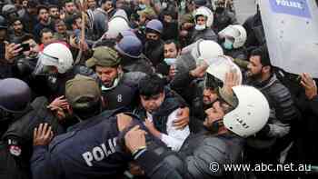 Three patients die as 500 lawyers storm hospital in Pakistan
