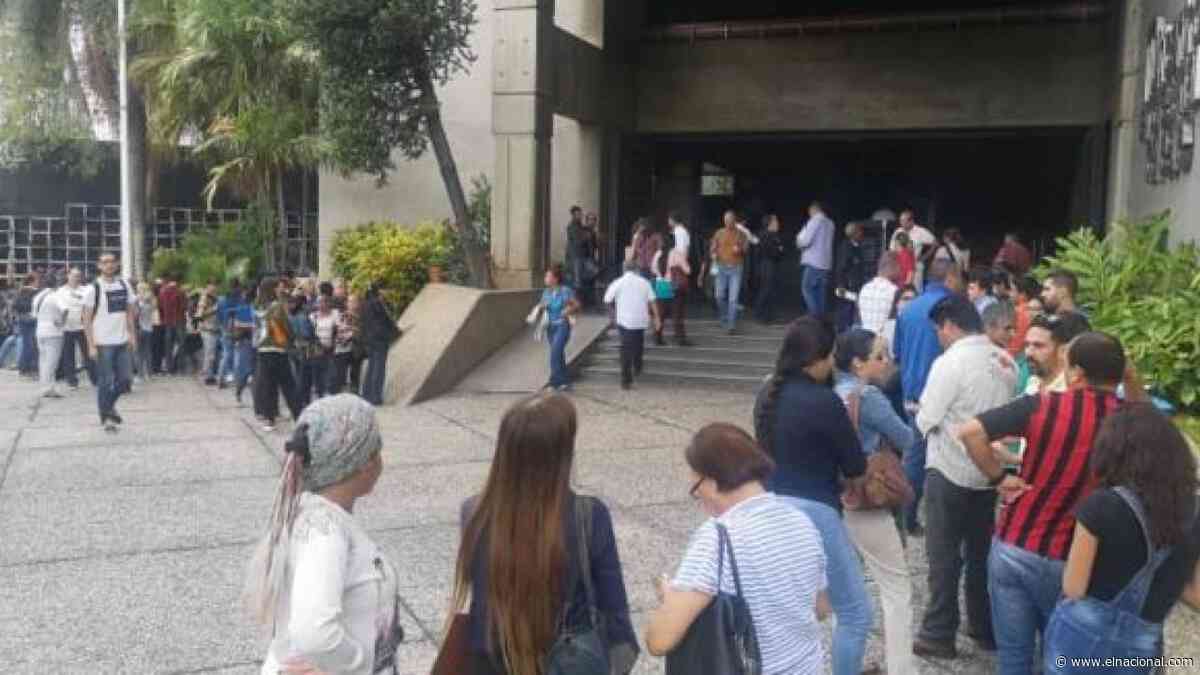 Largas colas en el Consulado de República Dominicana en Caracas para solicitar visa