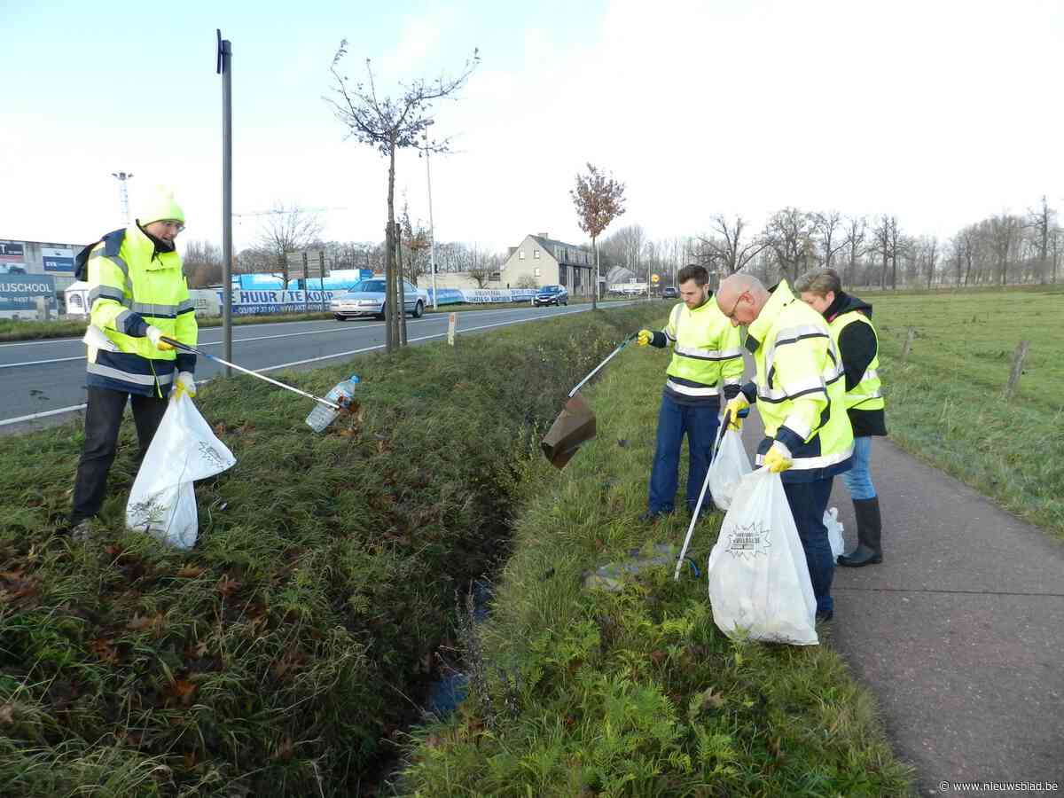 Werknemers deSter vullen tien zakken met zwerfvuil