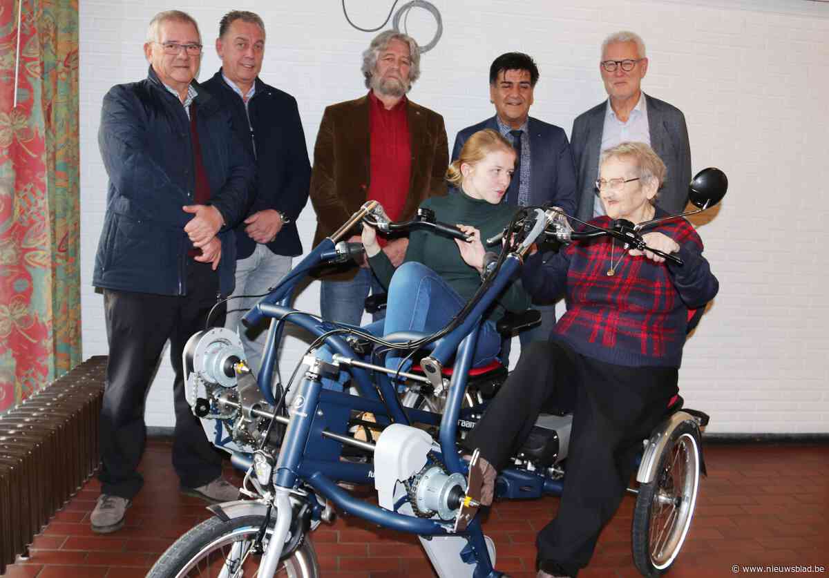 Bewoners woon-zorgcentrum maken rondjes met duofiets