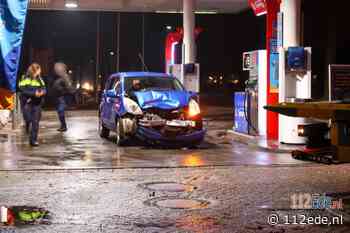 Twee auto's frontaal met elkaar in botsing bij bij benzinestation De Tol in Lunteren