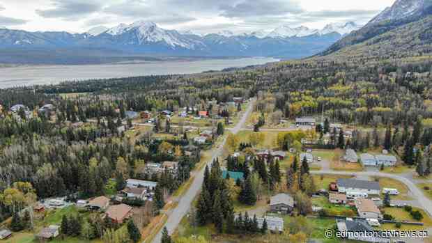 Small western Alberta hamlet evacuated for natural gas leak