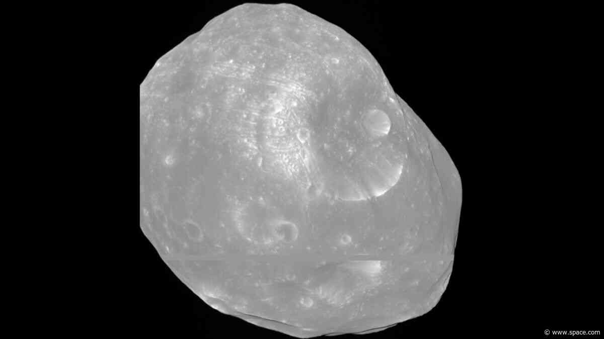 Sunlight Shines on Mars Moon in Detailed New Photos from Orbiter