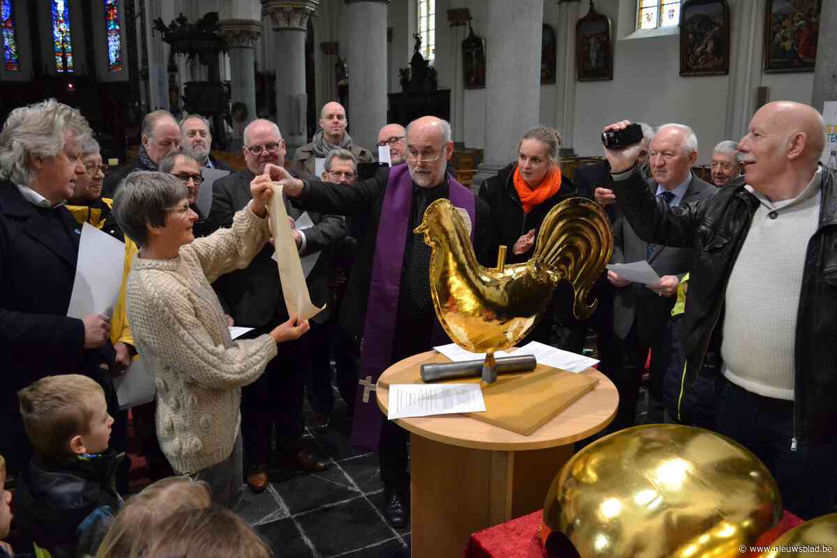 Koker met boodschap voor de toekomst in bol op kerktoren
