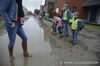 Deze straat is herschapen in een modderpoel: “We zijn het kotsbeu. Onze kinderen komen elke dag vuil toe op school”