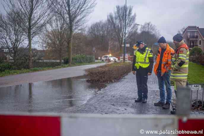 #Wilnis - Burgemeester Padmosweg Wilnis dicht door leiding breuk