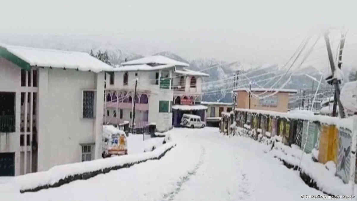 Heavy snowfall witnessed in Uttarakhand's Pithoragarh