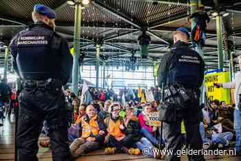 ME begint ontruiming Schiphol: eerste Greenpeace-activisten afgevoerd