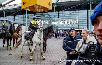 Policía holandesa detiene a activistas contra cambio climático en aeropuerto de Amsterdam