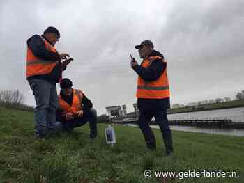Vrijwillige dijkwachten doen even net alsof het water bijna de dijk overklotst