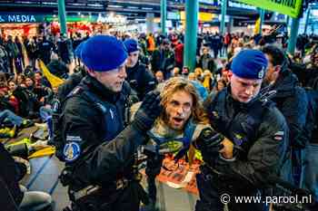Marechaussee ontruimt Schiphol, activisten afgevoerd