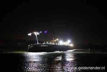 Schip loopt vast op krib bij Zennewijnen