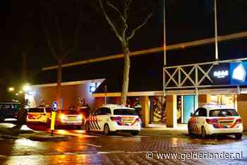 Melding van steekpartij bij Albert Heijn in Cuijk, politie neemt messen in beslag