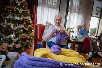 Annie (90) breit de hele dag dassen voor daklozen: ‘Heb geen rust in m'n bips’