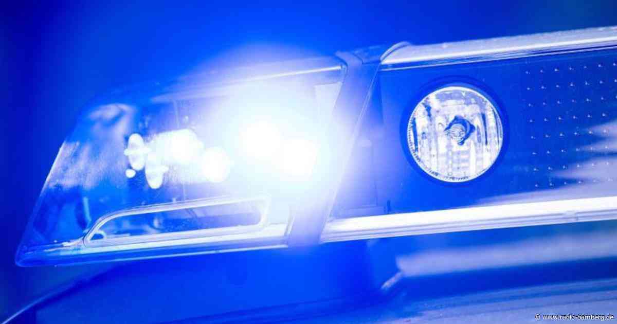 Lieferwagen brennt samt Carport ab