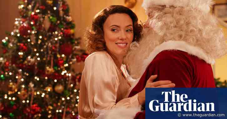 Saturday Night Live: Scarlett Johannson gets into the spirit of Christmas passé