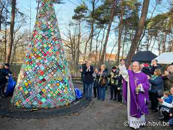 Vierduizend haakwerkjes in zeven meter hoge kerstboom in Genk