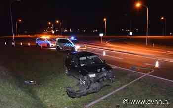 Automobilist rijdt lantaarnpaal langs de N366 ondersteboven