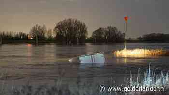 Scheepvaartverkeer stilgelegd nadat vrachtwagen te water raakt in Zutphen, geen drenkeling bij zoektocht gevonden