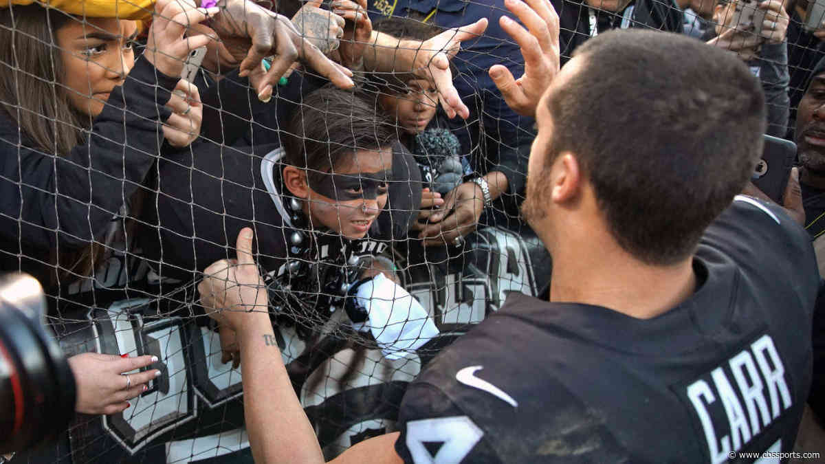 Derek Carr exits to boos after Raiders lose final game in Oakland in devastating fashion