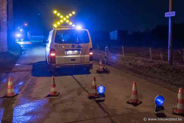 Vluchtende chauffeur crasht tegen boom: hoogzwangere vrouw afgevoerd naar ziekenhuis