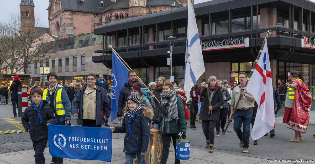 "Friedenslicht" im Mainzer Dom