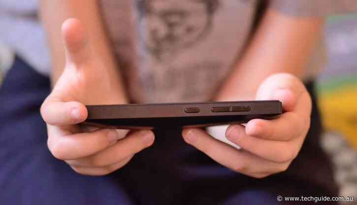 A quarter of Australian parents will be gifting their child a smartphone this Christmas