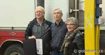 Saskatoon man recognized for helping save slo-pitch teammates life