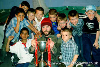 Badly Drawn Boy helps youngsters celebrate at the Bolton Lads and Girls Club awards night in 2003