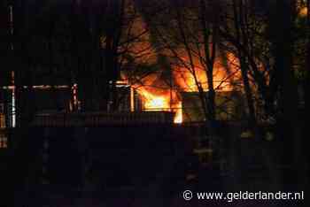 30.000 liter olie in brand na explosie in Hummelo; brandweer kan nog steeds niet blussen