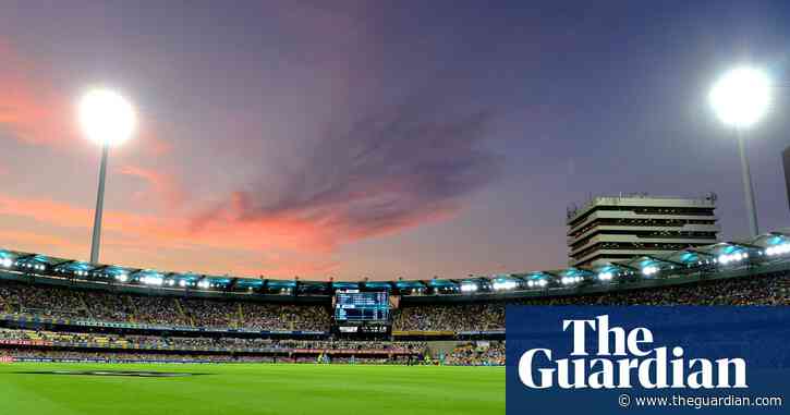 Big Bash League season opens to mixed reviews for innovations