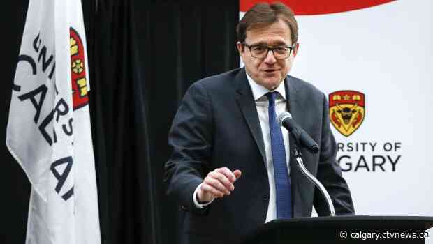 Federal environment minister 'wrestling' with how oilsands mine fits into climate commitments