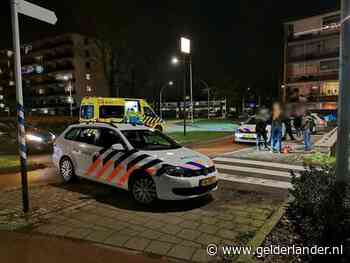 Voetganger met hoofdwond naar het ziekenhuis na aanrijding in Wageningen