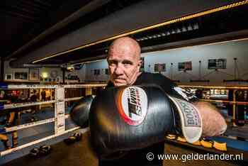 Na een kickbokstraining speelt deze wereldkampioen Beethoven op zijn vleugel