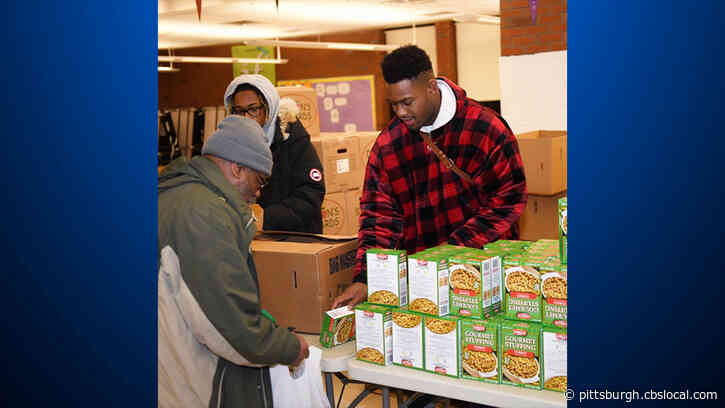 Pittsburgh Steelers WR JuJu Smith-Schuster Helps Out At Food Bank