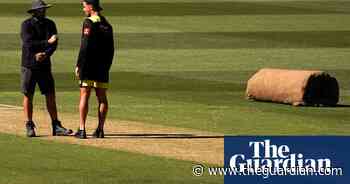 Les Burdett gives MCG pitch the thumbs up ahead of Boxing Day Test