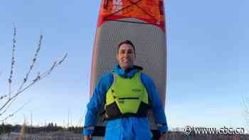 'They think I'm nuts': Winter paddleboarding not for the faint of heart 